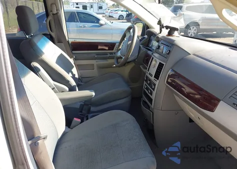 2010 Chrysler Town & Country Touring z USA, uszkodzony, nr VIN 2A4RR5D18AR324120